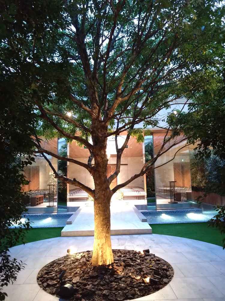 ガーデンの中は夜にライトアップされて、とても綺麗でした。夜だからといって暗く感じる事は無かったです。