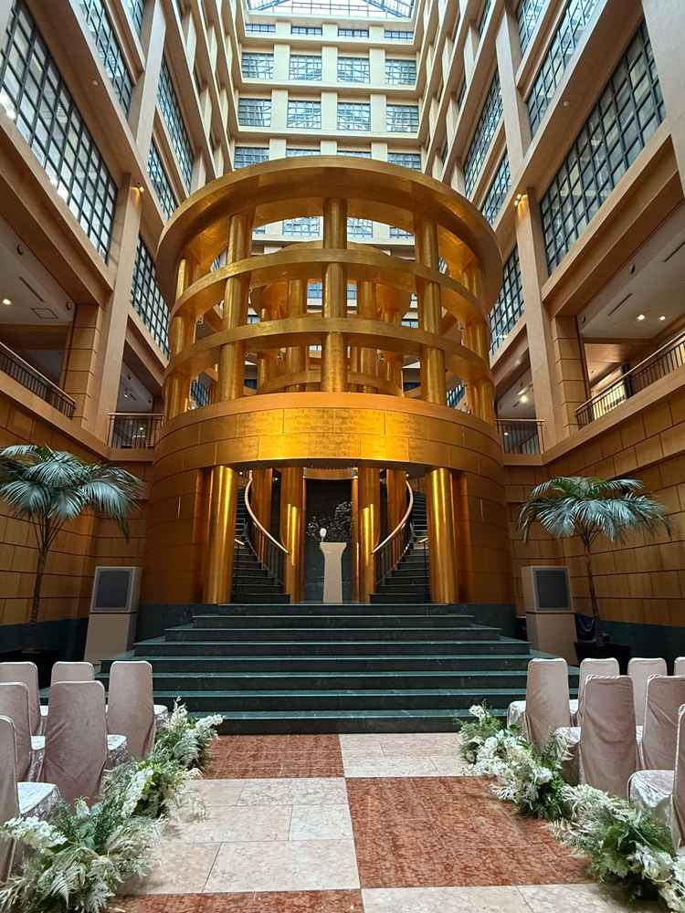 挙式会場は扉がなく開放的に感じられ、金色のオブジェがとても印象的で他の式場にはない特別感があった。