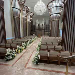 やっぱり圧巻のチャペル。カーテンを開閉する演出も可能。シャンデリアがキラッキラで豪華。