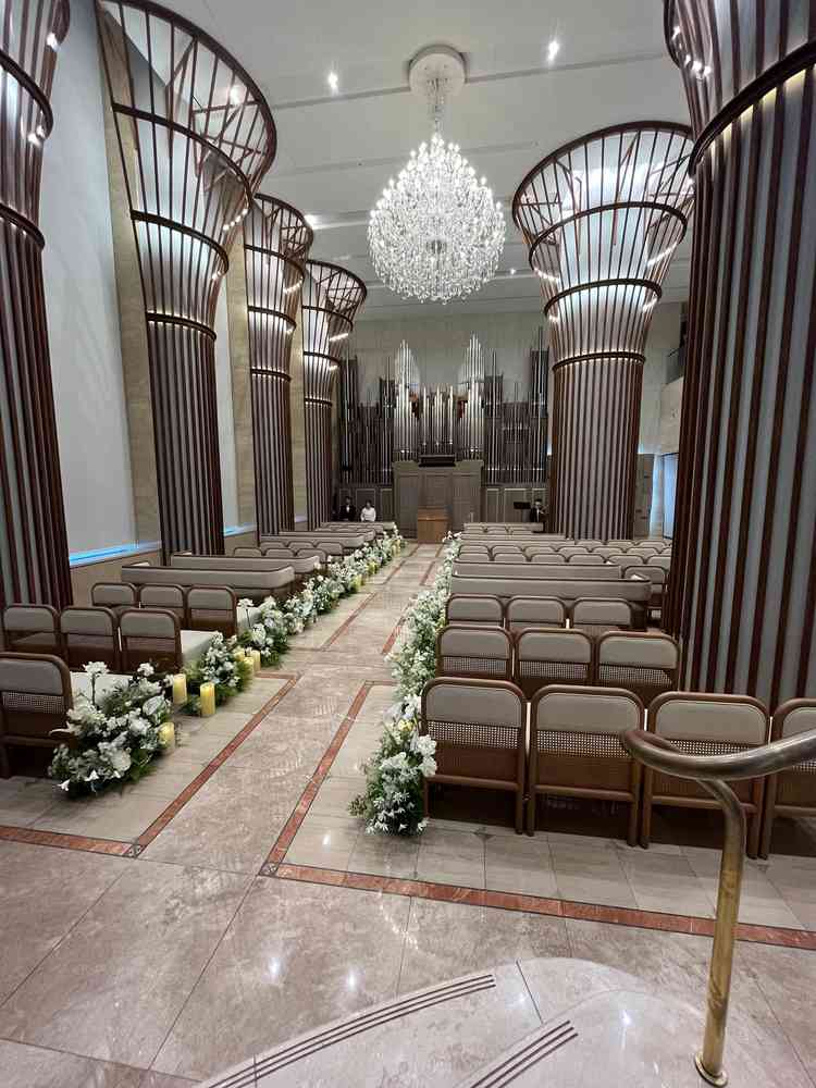 やっぱり圧巻のチャペル。カーテンを開閉する演出も可能。シャンデリアがキラッキラで豪華。