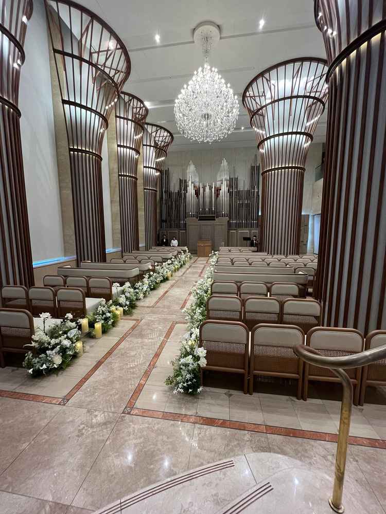 やっぱり圧巻のチャペル。カーテンを開閉する演出も可能。シャンデリアがキラッキラで豪華。