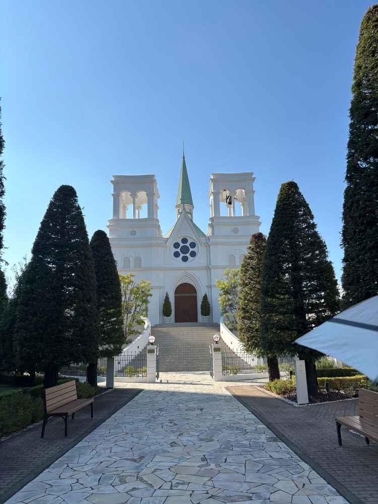 チャペル外観。広い大階段と本物の鐘付き。