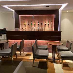 ゲストの待合室はとてもオシャレでかなり広い。大人数の挙式でも問題無く使える。