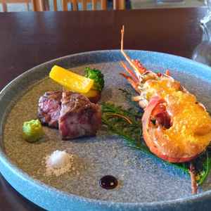 試食の和食コースメイン料理。伊勢海老とサーロインステーキを両方楽しめます。