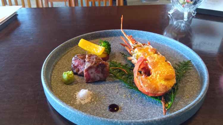 試食の和食コースメイン料理。伊勢海老とサーロインステーキを両方楽しめます。