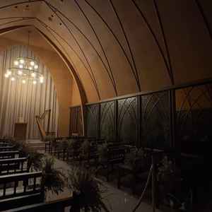 入場の際の光のセレモニーという暗い会場が新婦の一歩一歩で明るくなる演出が素敵でした