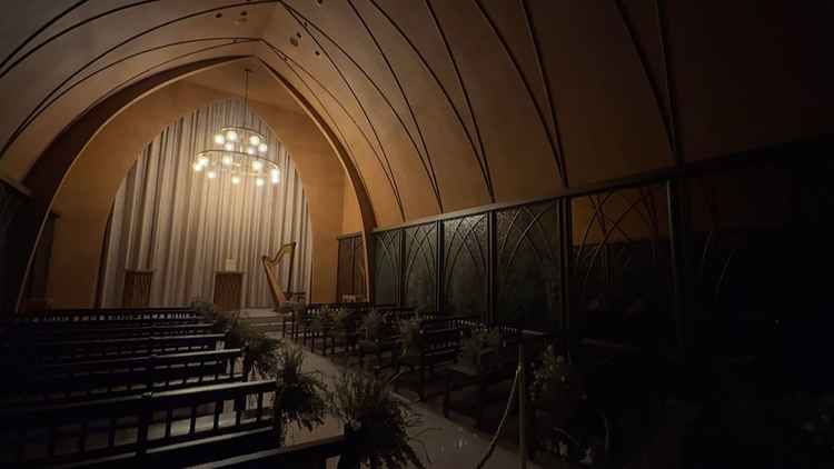 入場の際の光のセレモニーという暗い会場が新婦の一歩一歩で明るくなる演出が素敵でした