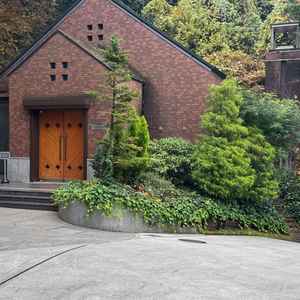 チャペル入口が可愛くて新郎新婦が車で登場できるのが魅力的でした。