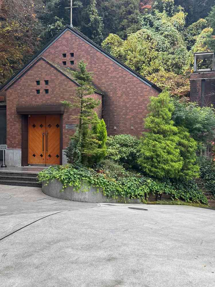 チャペル入口が可愛くて新郎新婦が車で登場できるのが魅力的でした。