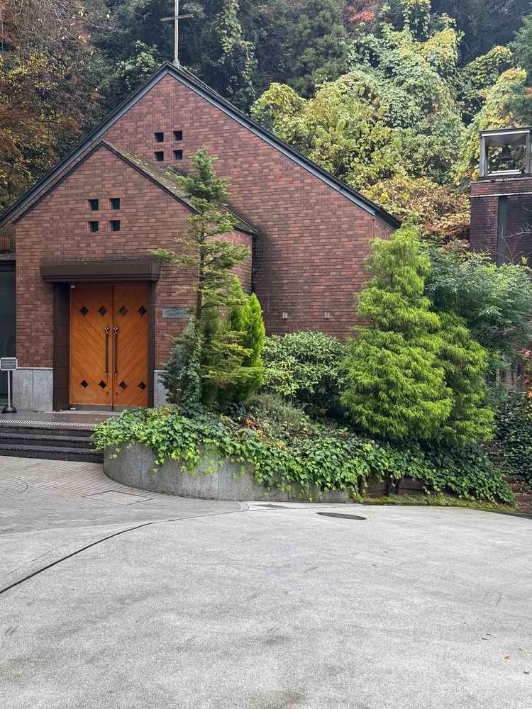 チャペル入口が可愛くて新郎新婦が車で登場できるのが魅力的でした。