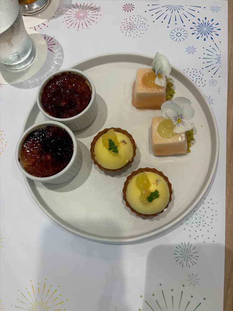 試食のデザート。ブリュレは今まで食べたスイーツの中で一番美味しかった。