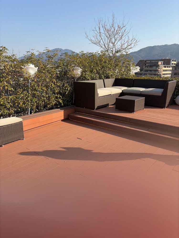 チャペルの裏手にテラスがあって、ここから鴨川が一望できます。