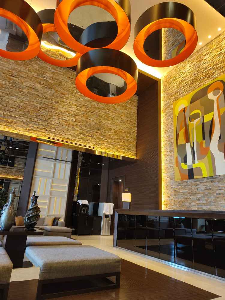 ゲストロビー。天井も高く広々。ソファもフラットタイプの物が多く車椅子で来るかもしれない義母も安心。