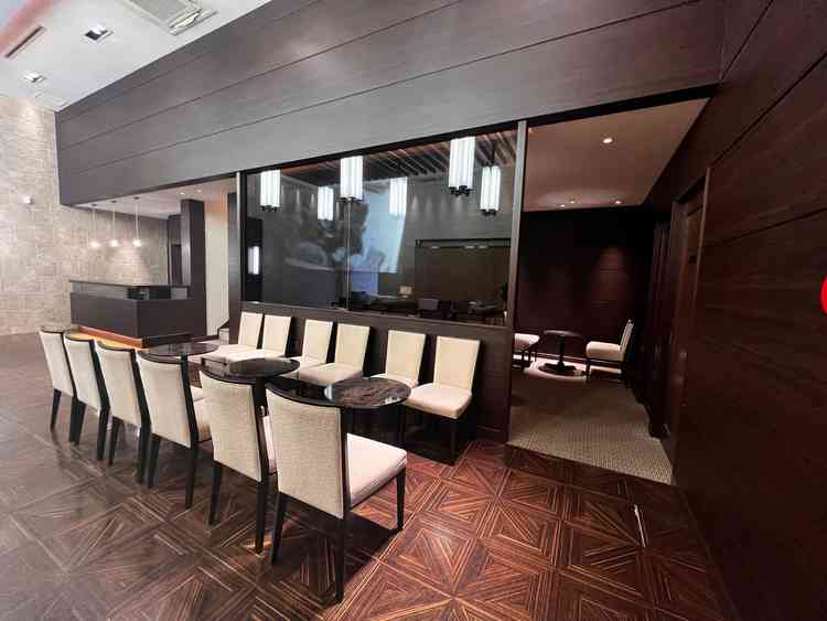 広々と使えるウェルカムスペース。バーカウンターが横にありおもてなしもできる。