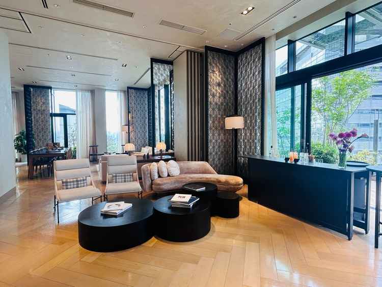 来賓者の待合スペース。十分広く、テラスもグリーンで程よく視線が遮られ、開放感があり明るい。