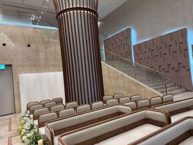 式場右手の入場階段。間に柱が一本ありゲストに見られているという圧迫感と最初の緊張感を軽減出来ます。