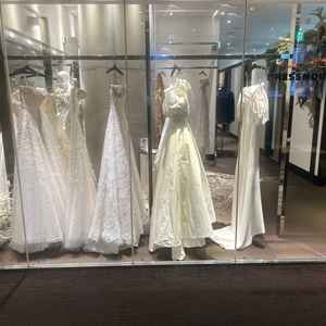 相談室の隣にウェディングドレスを選べる部屋がありました。