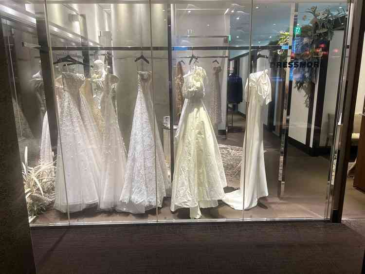 相談室の隣にウェディングドレスを選べる部屋がありました。