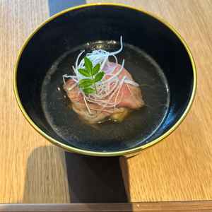 お出汁をかけた和テイストの料理