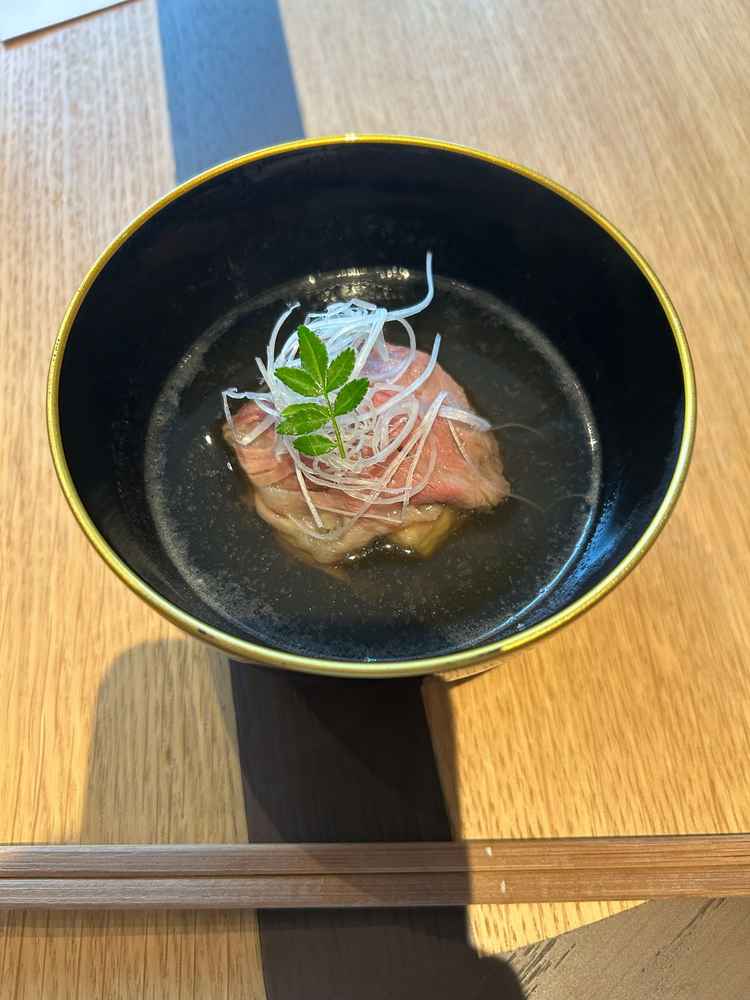 お出汁をかけた和テイストの料理