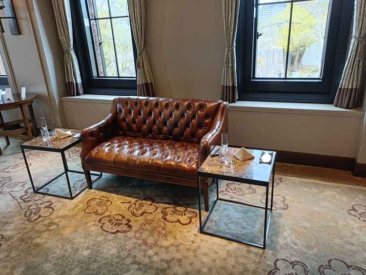 披露宴会場は人数規模が少ない場合は立ち上がりやすいようにソファーをおすすめしてもらいました。