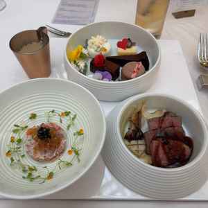 見た目も華やかで美味しいお料理でした。