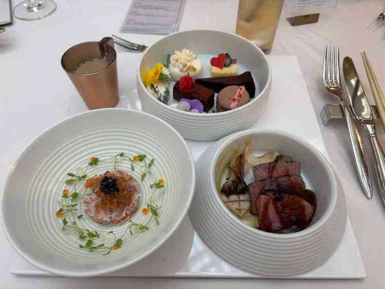 見た目も華やかで美味しいお料理でした。