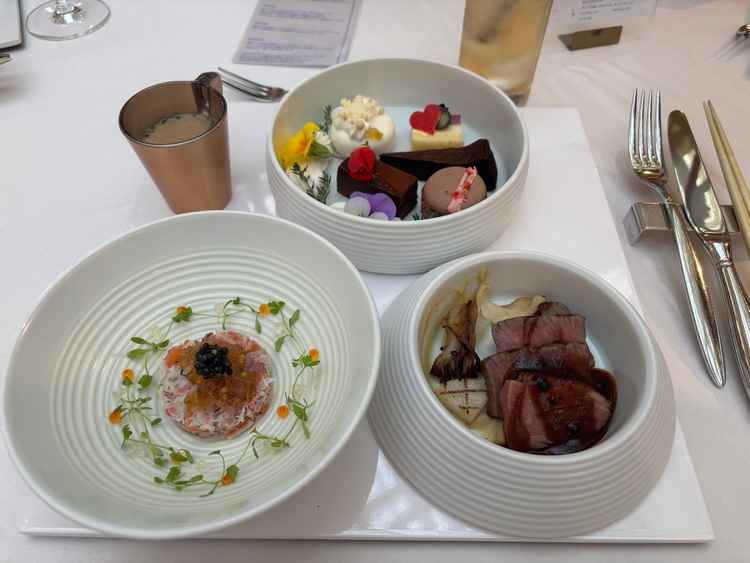 見た目も華やかで美味しいお料理でした。