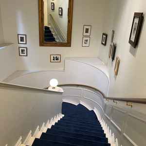 個人的に好きでした。入り口からチャペル、待機エリアへ上がる階段