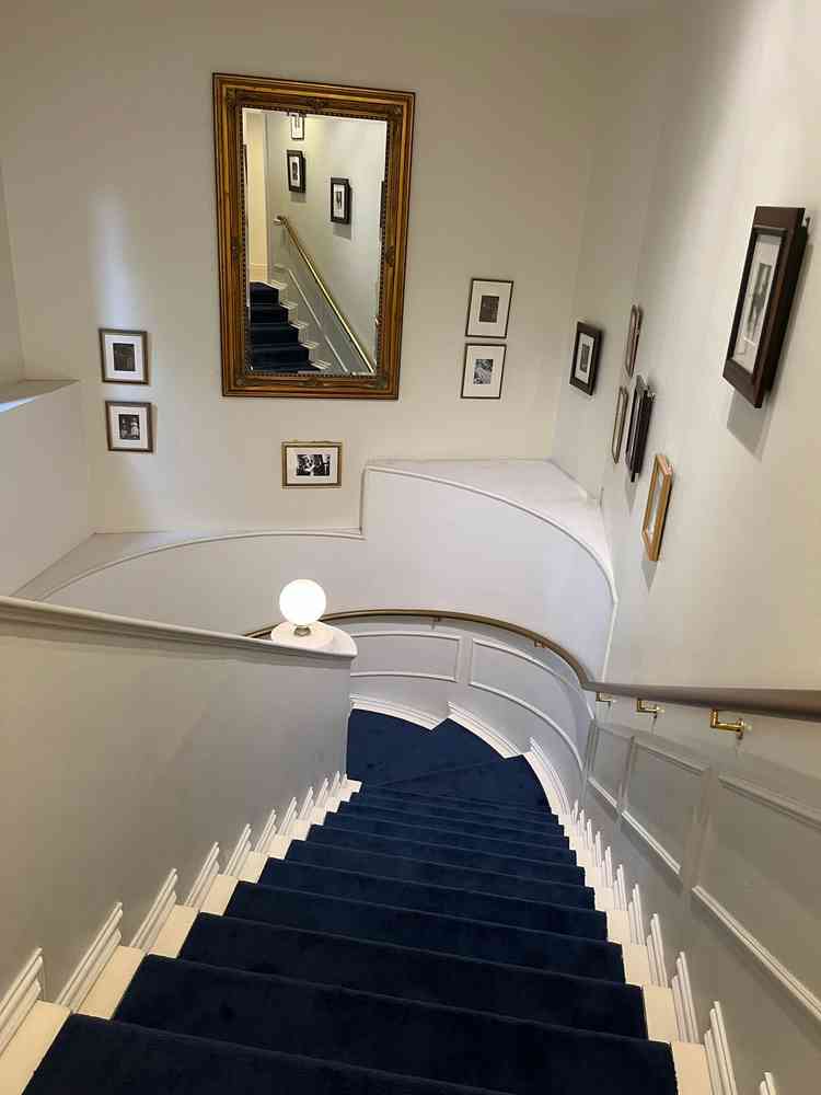 個人的に好きでした。入り口からチャペル、待機エリアへ上がる階段