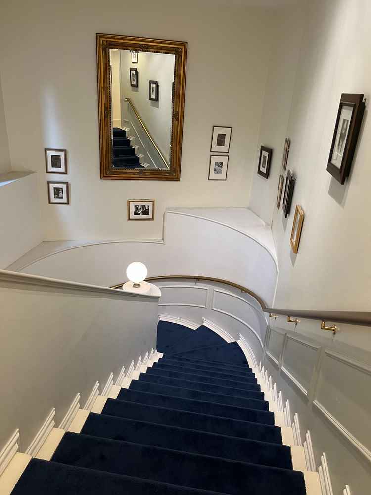 個人的に好きでした。入り口からチャペル、待機エリアへ上がる階段