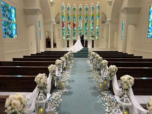 チャペルのステンドグラスが豪華で、結婚式場のイメージが強く出る設備