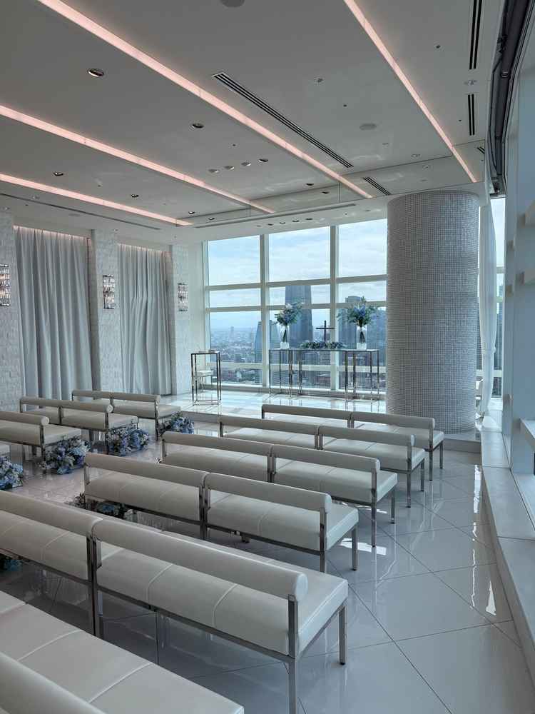 光が入るとても明るい教会でした。