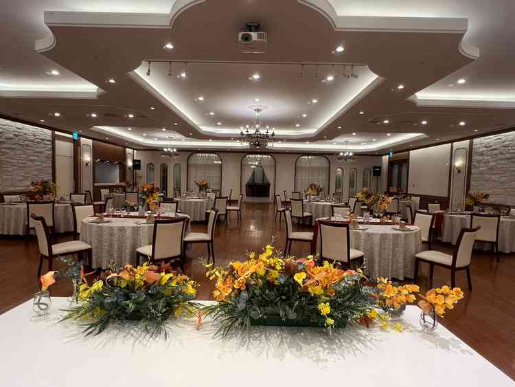 披露宴会場。広々としている。フリーで使える部屋ももう一部屋あった