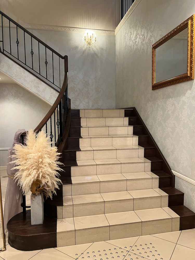 披露宴会場のある建物に入ってすぐの写真。階段が可愛くてお洒落でした。