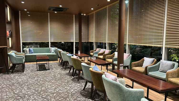 落ち着いた雰囲気のゲストの待合室