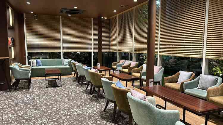 落ち着いた雰囲気のゲストの待合室