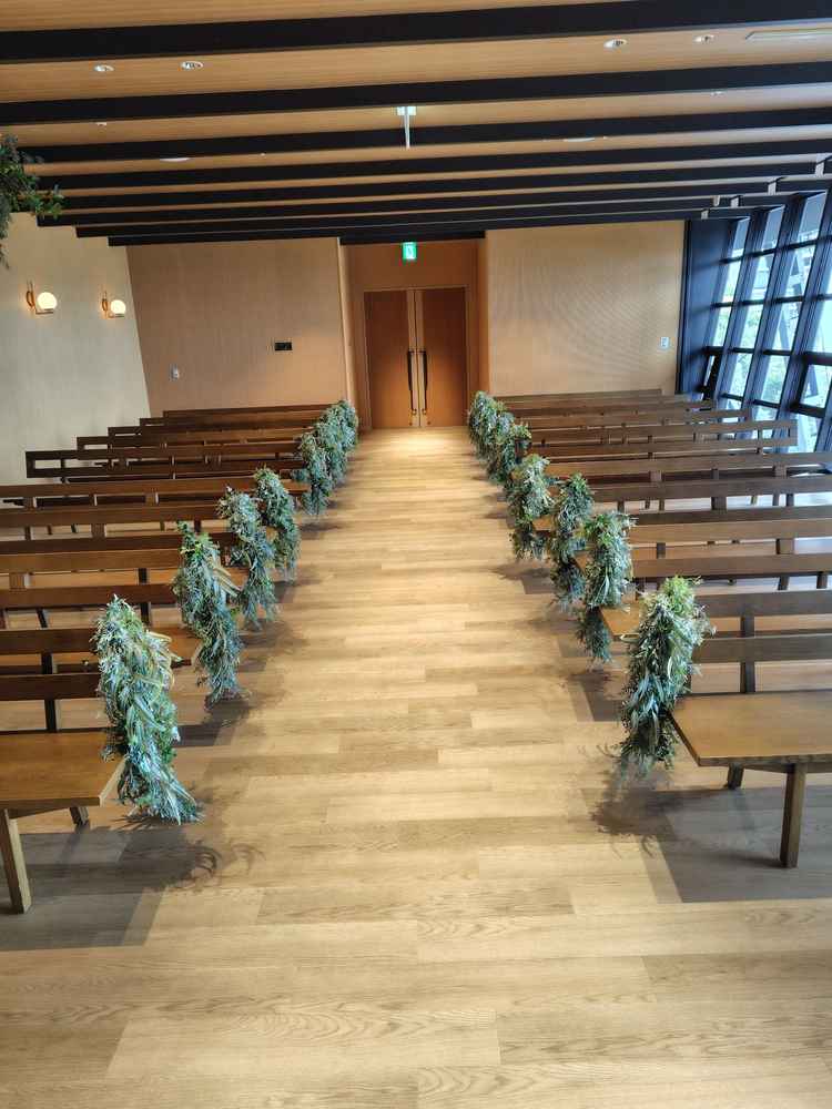 外の景色を楽しめるチャペル