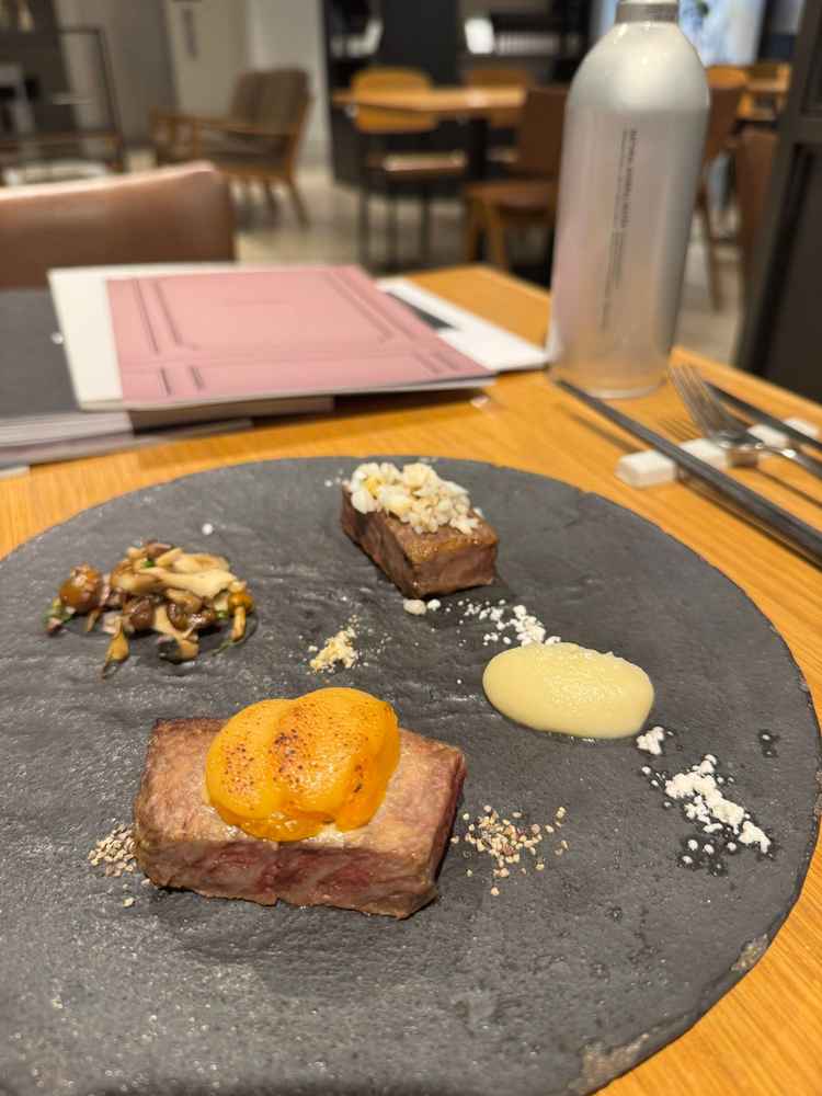 試食は4つのコースそれぞれのメインを頂きました。TRUNKこだわりの色別コースを楽しみました。