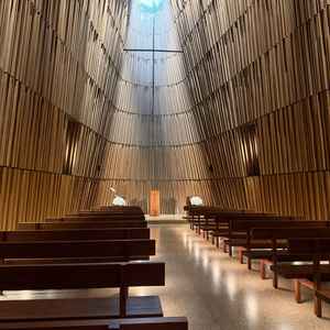 天井が高く開放感がある空間で、1番奥の空間ではやさしく自然光が入る。