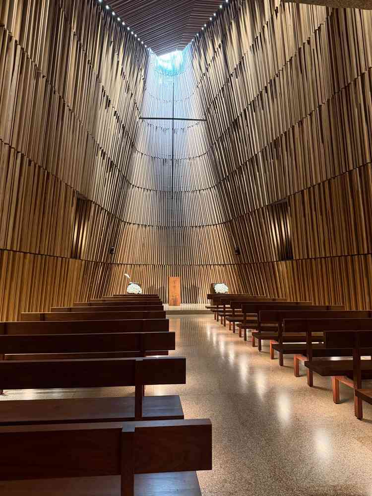 天井が高く開放感がある空間で、1番奥の空間ではやさしく自然光が入る。