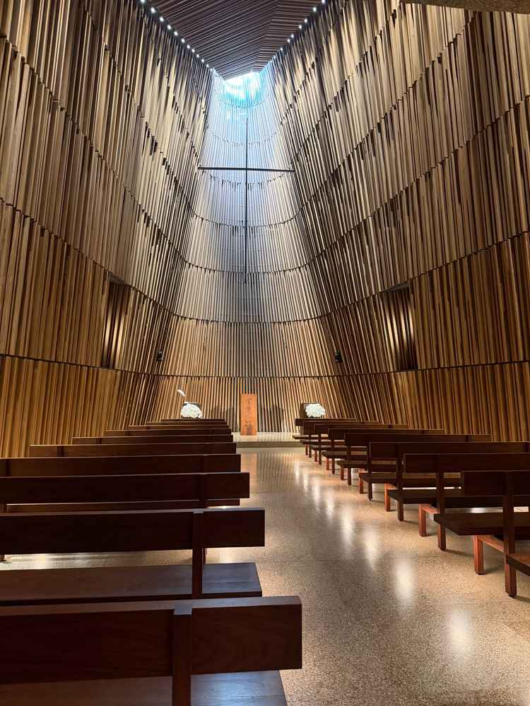 天井が高く開放感がある空間で、1番奥の空間ではやさしく自然光が入る。