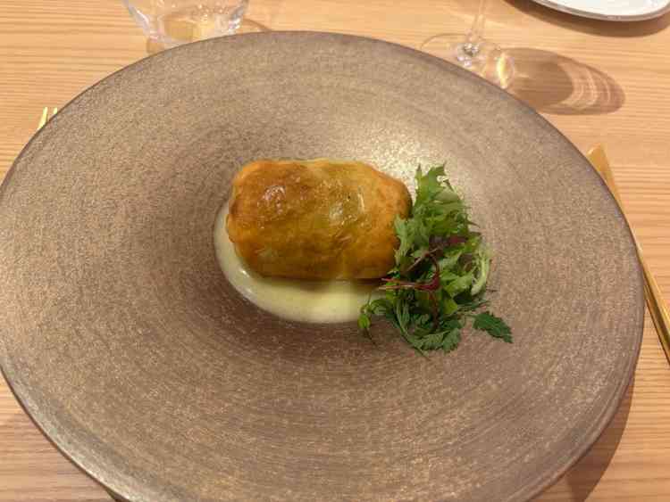 メインの魚料理。アニヴェルセルならではの料理で非常に美味しかったです。