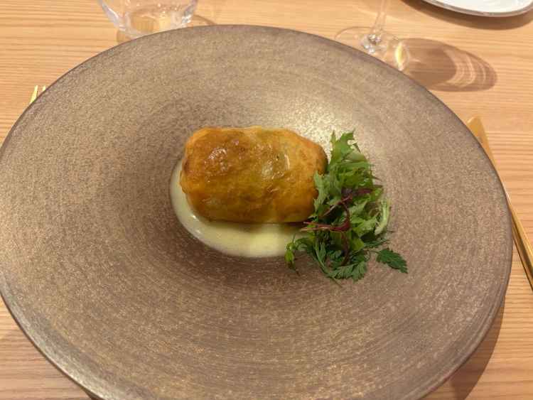 メインの魚料理。アニヴェルセルならではの料理で非常に美味しかったです。