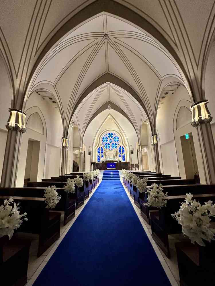 青基調のチャペルです。予想したよりも天井が高く青基調が印象的でした。