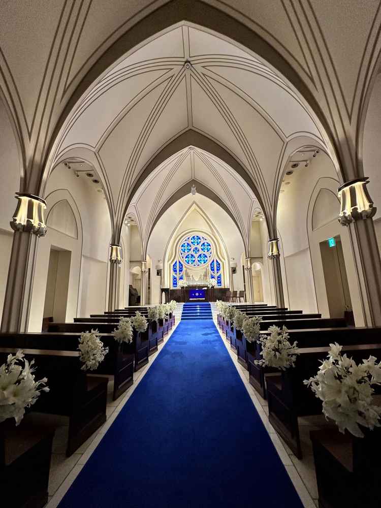 青基調のチャペルです。予想したよりも天井が高く青基調が印象的でした。