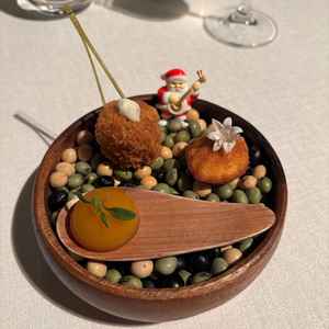 季節に合った可愛らしいアミューズを提供されています。手前のスプーンに乗ったものはスープです。