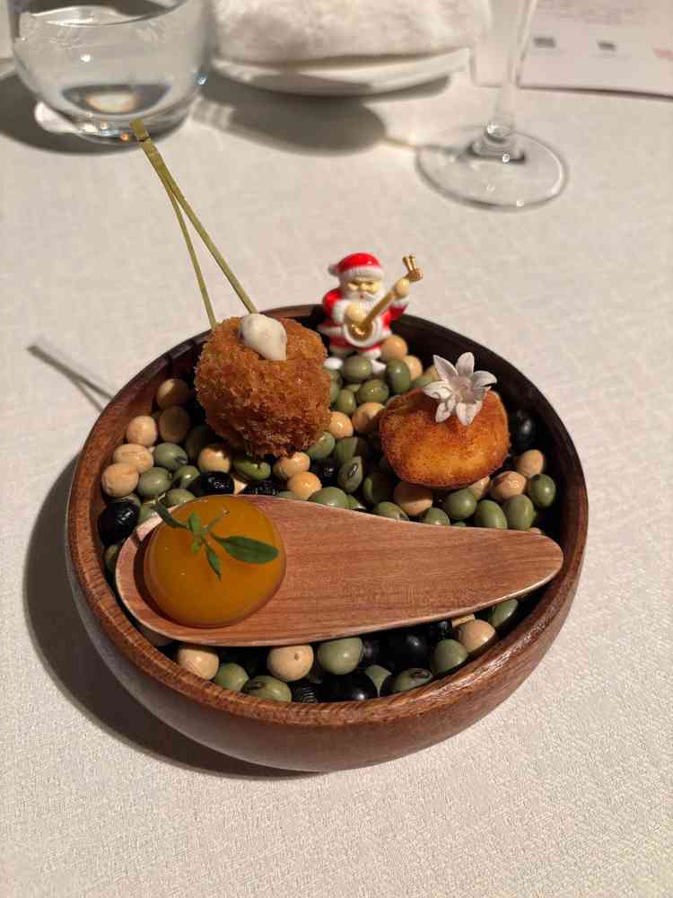 季節に合った可愛らしいアミューズを提供されています。手前のスプーンに乗ったものはスープです。