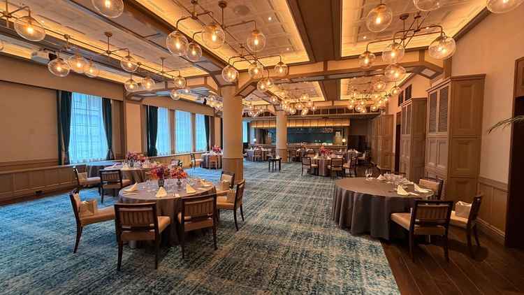 4階の披露宴会場THE DINING ROOM。柱が死角にならないようにゲストテーブルを配置。