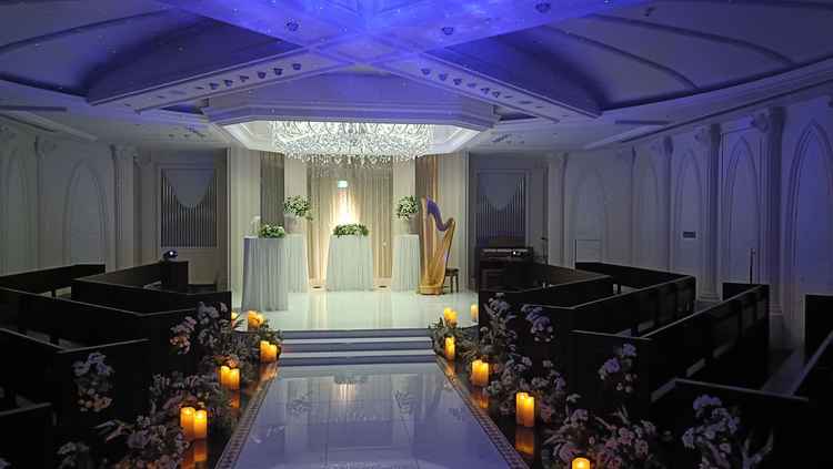 チャペルの照明を落としてブルーの照明で挙式もできるそうです。足元のキャンドルライトを消すことも可能